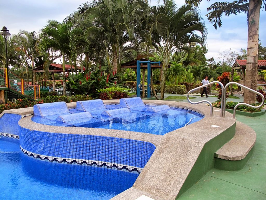 Piscinas y al fondo las instalaciones